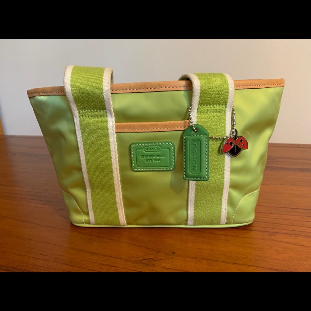 🛍👛 Coach lime green rare hard to find tote